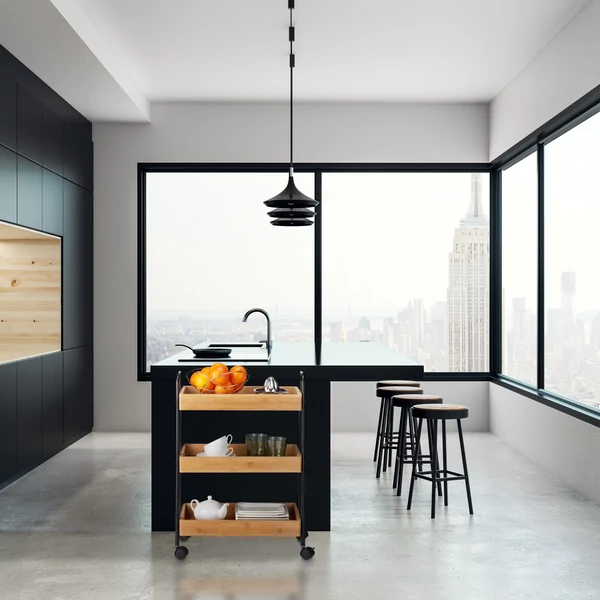 Ultramodern konyha a konyhapult szélén elhelyezett mattfekete fémvázas madnok zsúrkocsi és tálalókocsi