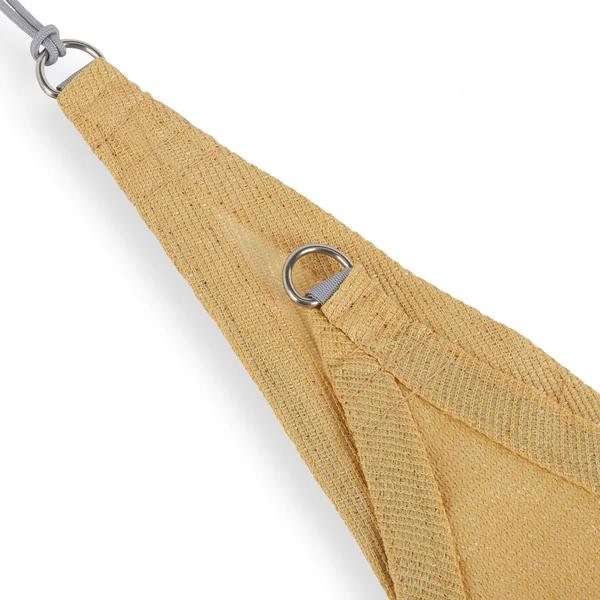 Homok színű HDPE napvitorla acélból készült rögzítő elemei és a napvitorla szárai