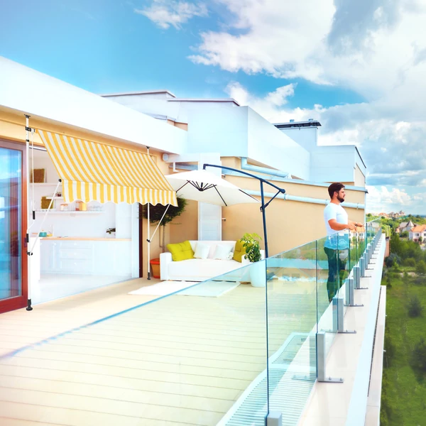 Penthouse lakás teraszára felszerelt feltekerhető napellenző sárga-fehér ponyvával