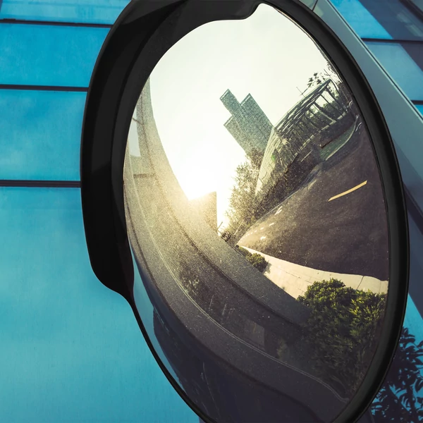 Tükörlap egy 45 cm átmérőjű műanyag keretes konvex kültéri közlekedési és forgalmi tükrön