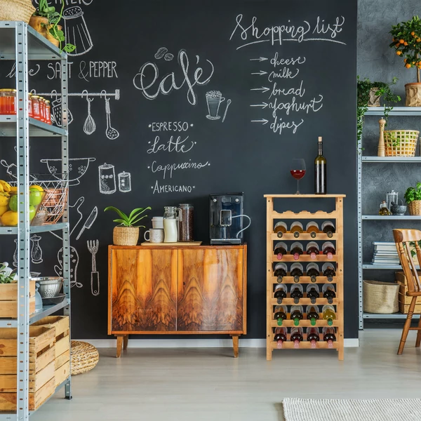 A kamra sarkában elhelyezett manon bambusz borospolc különböző borokkal feltöltve