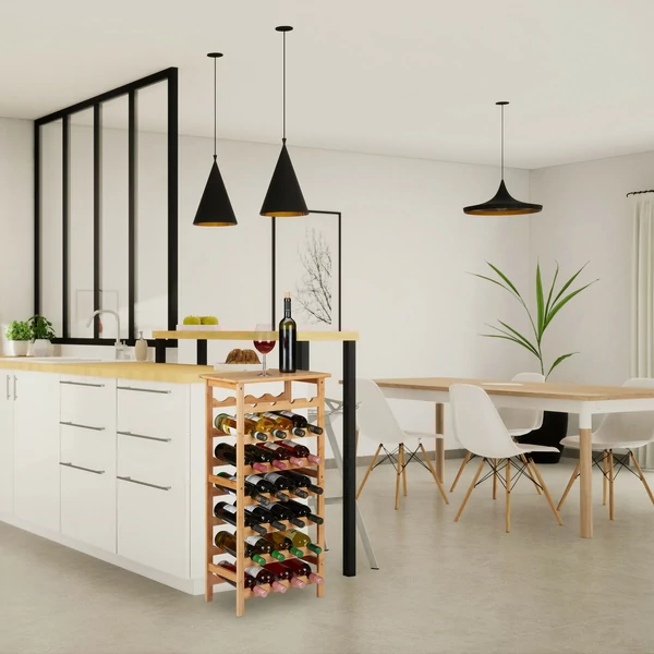 Manon bambusz bortartó állvány számos borospalackkal a konyhasziget oldalában elhelyezve