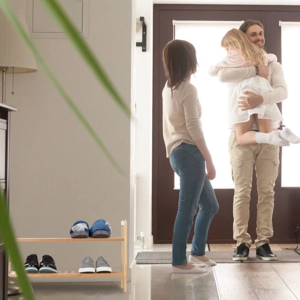 Lion diófa cipőtartó állvány közvetlenül a bejárat mellett elhelyezve