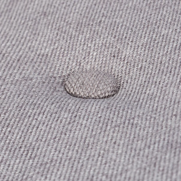 Világosszürke textil párnázott kárpit egy sabby beltéri ülőpad tetején