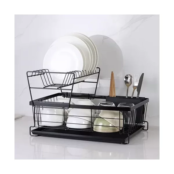 Rakan fekete színű konyhai edényszárító mosogatás után különböző evőeszközökkel és étkészlettel