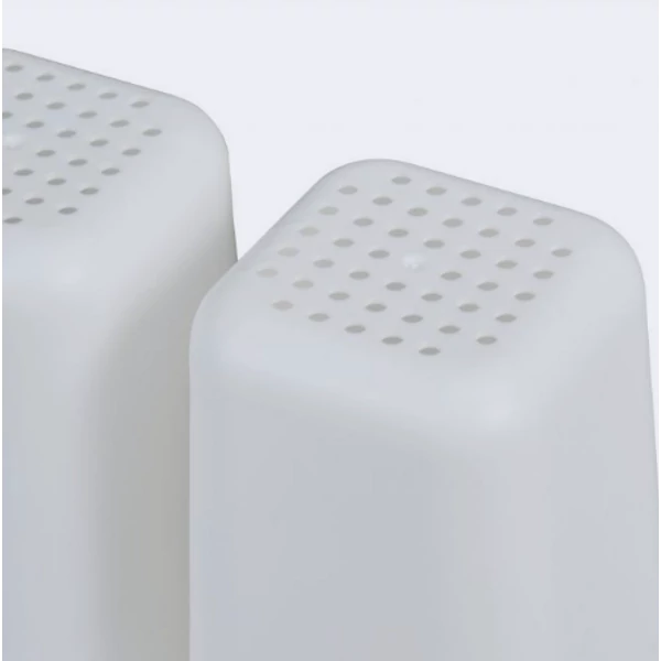 Biklan edényszárító részét képező evőeszközszárító kosár alsó része a vízleeresztő furatokkal