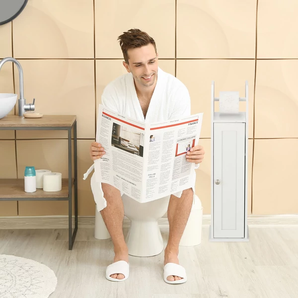 Wc mellett elhelyezett fehér színű keskeny Bodkon fürdőszobai szekrény wc papír tartóval a tetején