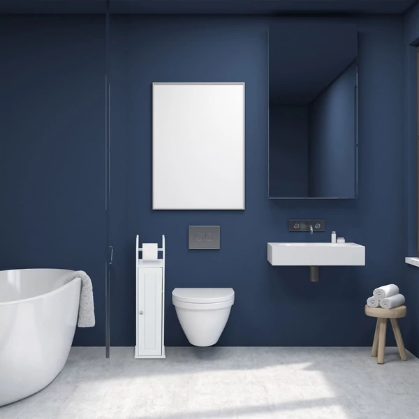 Modern kék színű fürdőszobában a wc és a mosdó között elhelyezett keskeny fürdőszobai szekrény