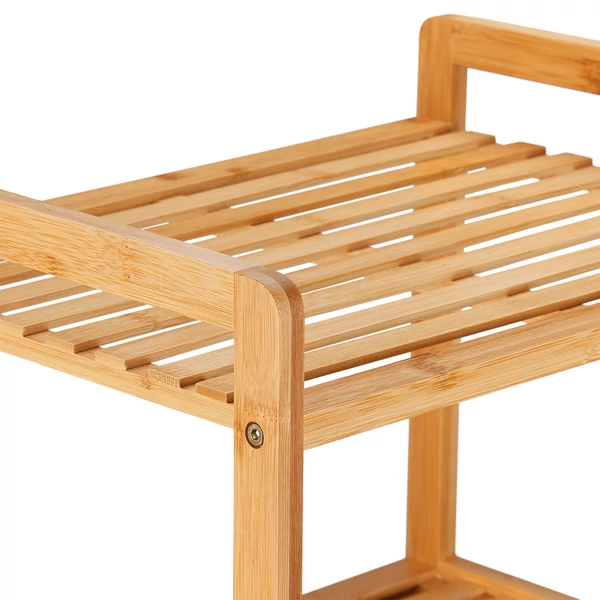 Akaj natúr színű bambusz szennyestartó állvány tetején található polc üresen