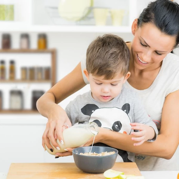 Konyhában a falra felszerelt izom bambusz polc fűszertároló üvegekkel a háttérben