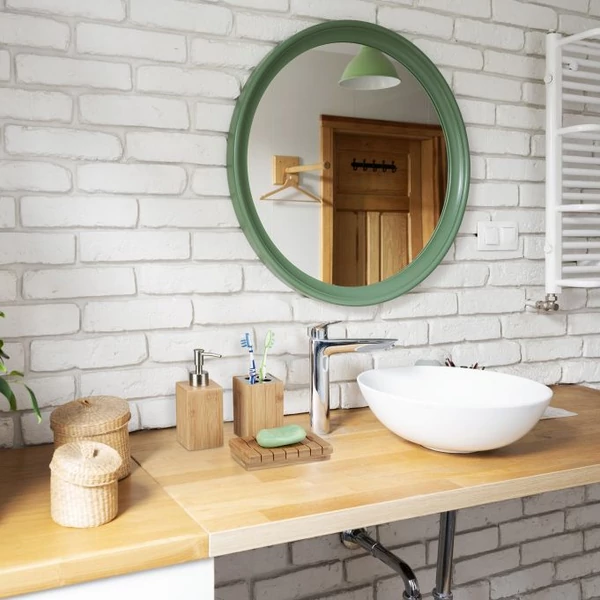 Valódi fa mosdópult ráültethető kerámia mosdóval és a körülötte elhelyezett bambusz szappanadagoló, fogkefe és fogrémtartó tégellyel