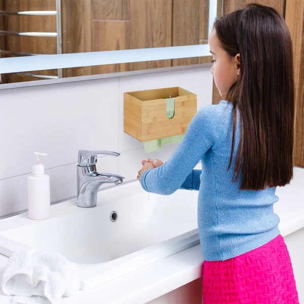 Bambuszból készült natúr színű papír kéztörlő adagoló és tartó falra szerelve a mosdó felett