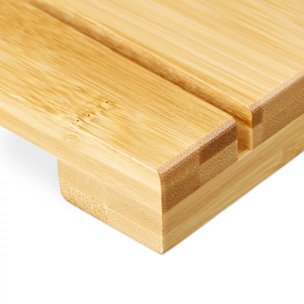 Akasi bambusz fa fürdőszobaszőnyeg egyik sarka közelről