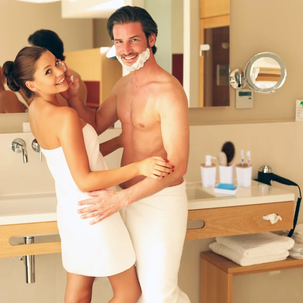 Emberek a baku négy darabos fürdőszoba szettel a háttérben