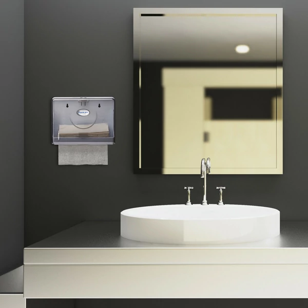 Modern fürdőszobában a mosdó melletti falon elhelyezett papírtörlő adagoló