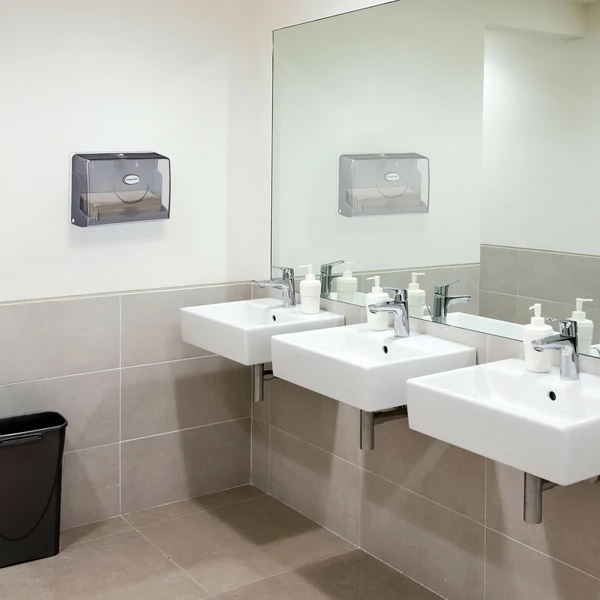 Közületi mosdóban a mosdókagylók melletti falon elhelyezett papírtörlő adagoló