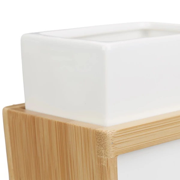 Jünge bambusz és fehér kerámia ötvözetéből kialakított fürdőszobai tartó közelről 