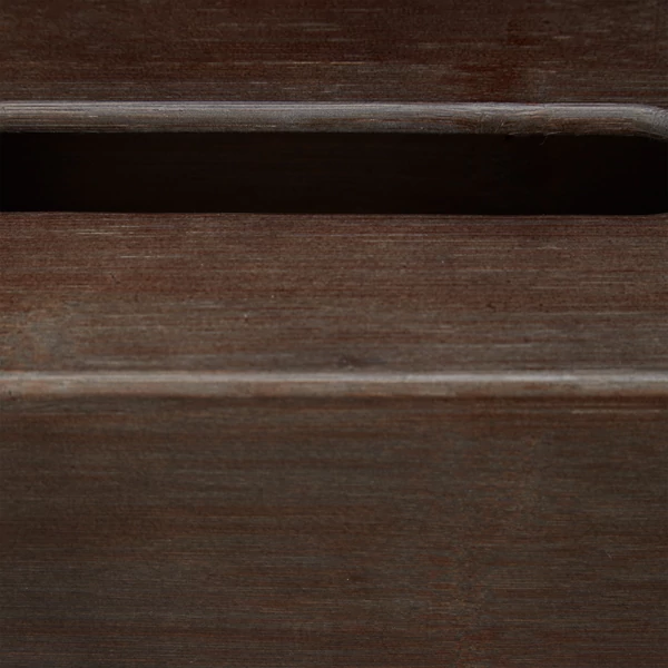 Sötétbarna színű lakkozás egy bambusz zsebkendő tartón közelről