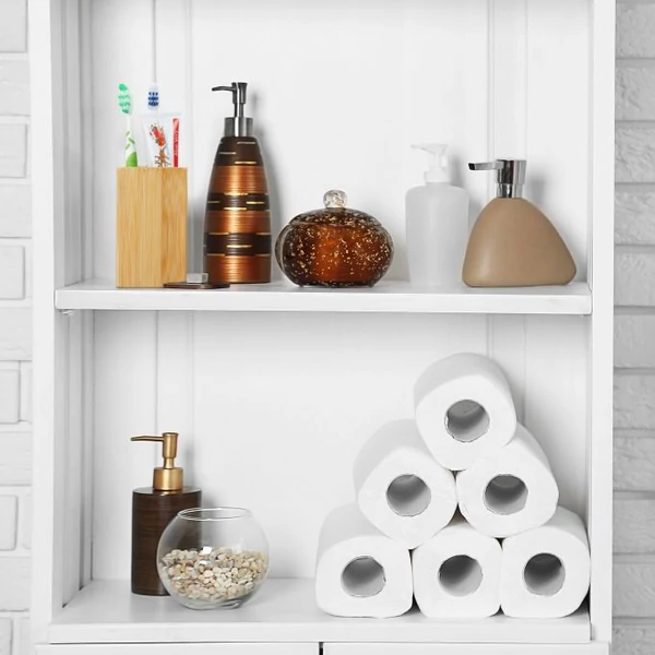 Kumi bambusz fogkefe és fogkrémtartó fürdőszobában használatos tárgyak között a szekrényben