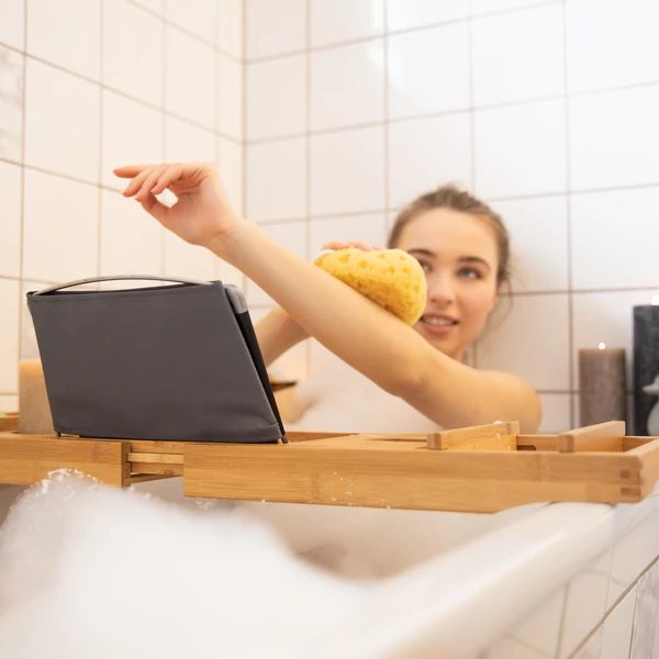 Kádan pancsikoló hölgy egy lojn fürdőkádra helyezhető tálcával maga előtt