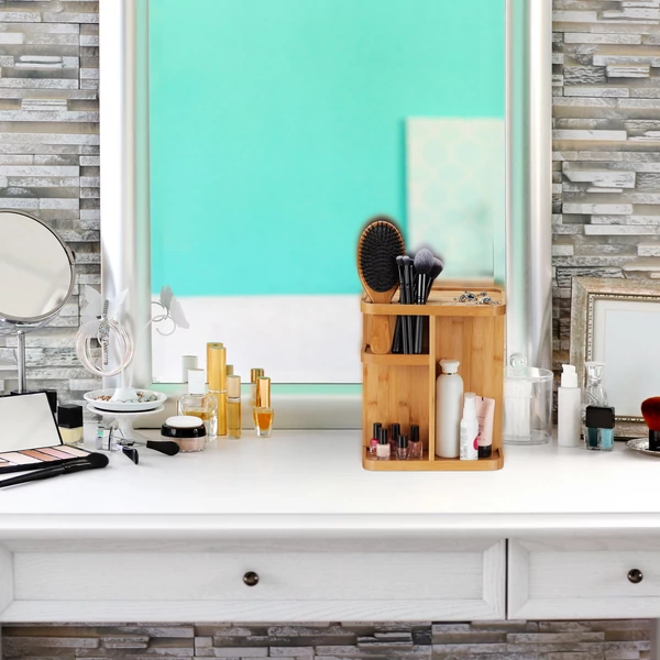 Óriási fehér tükör előtt elhelyezett pixi bambusz smink tároló és rendszerező