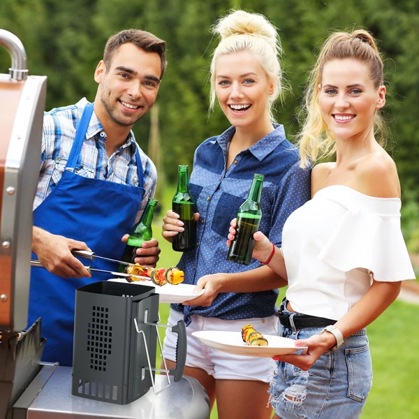 Csládi grill parti közben éppen begyújtott faszenes grill