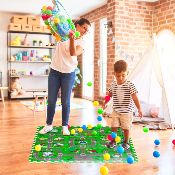 Egy nappali közepén elhelyezett 9 darab kisebb részből álló város mintás puzzle játszószőnyeg habszivacsból