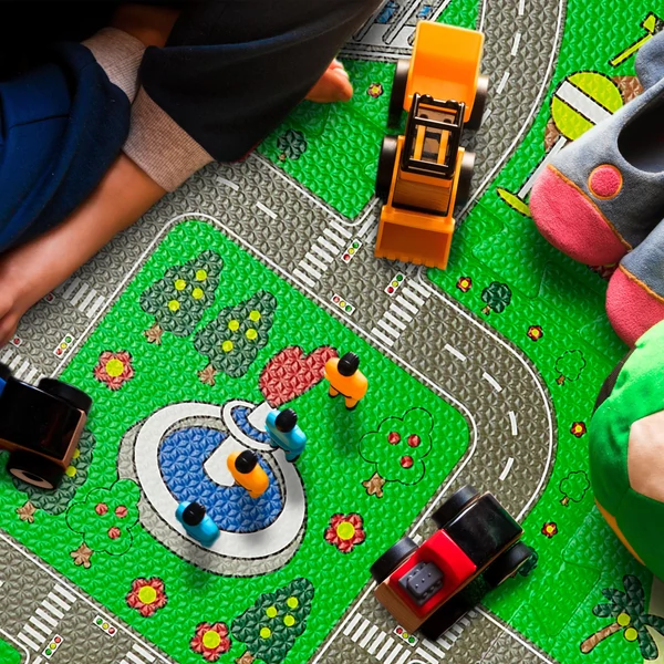Egy város utcaképének mintájával díszített gyerek puzzle játszószőnyeg habszivacsból
