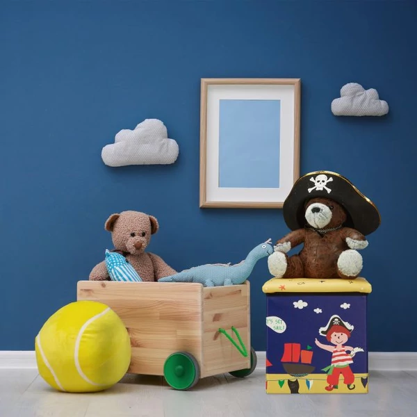Kék gyerekszobai fal pár darab plüssállattal és egy darab kalóz mintás gyerekszobai puffal