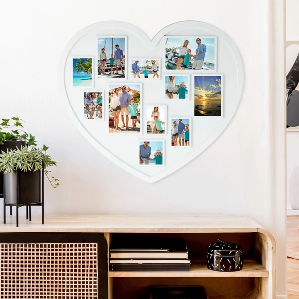 Szív alakú képkeret fehér színben komód felett egy fehér falra felszerelve