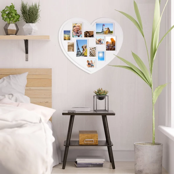 Szív alakú képkeret hálószobában egy éjjeli szekrény felett