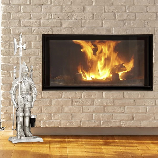 Stílusos és dekoratív páncélozott lovag középkori kandalló és kályha tisztító készlet egy látványkandalló mellett