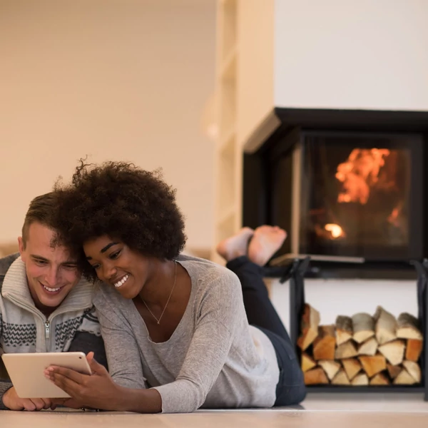 Aburt tüzifa és aprított fa tároló a nappaliban belső hodozózsákká alakítható belső betéttel