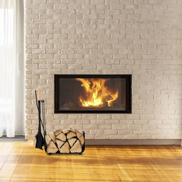 gurulós tűzifa tároló kandalló eszközökkel egy látványkandalló alatt