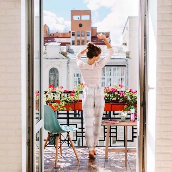 kisebb méretű teraszon elhelyezett sötétbarna összecsukható fából készült asztal