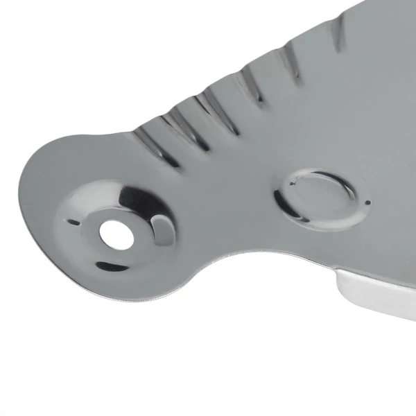 Arna rozsdamentes acél tésztaszűrő rátét és betét egyik széle közelről 