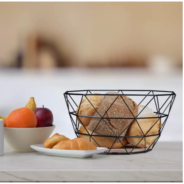 Fekete színű gyümölcskosár pulton elhelyezve gyümölcsökkel