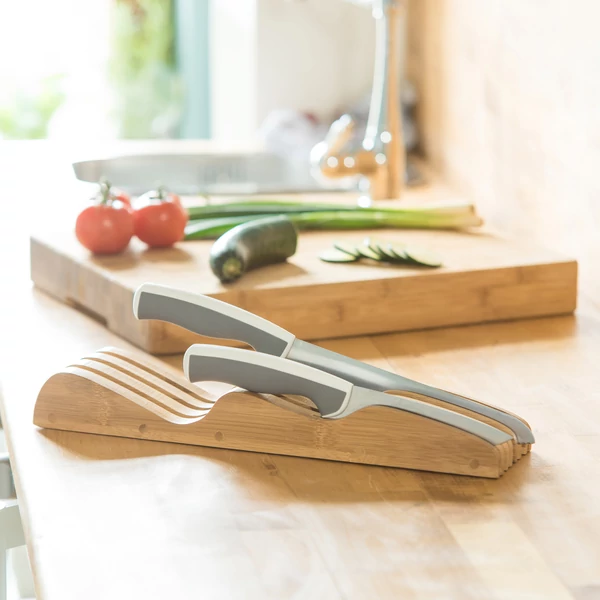 Konyhapultra rátett Hokiro késblokk bambuszból késekkel telerakva