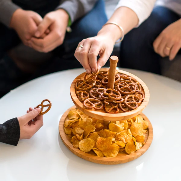 Izuru kétemeletes bambuszból készült kínálótál rágcsálnivalóval feltöltve