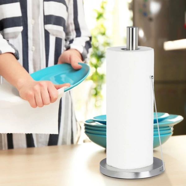 Roll rozsdamentes acél konyhai papírtörlő tartó a munkapulton a rajta elhelyezett ppírtörlővel