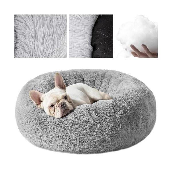 Fluffy szőrö kutyaágy és kutyafekhely egy éppen benne alukáló francia bulldoggal