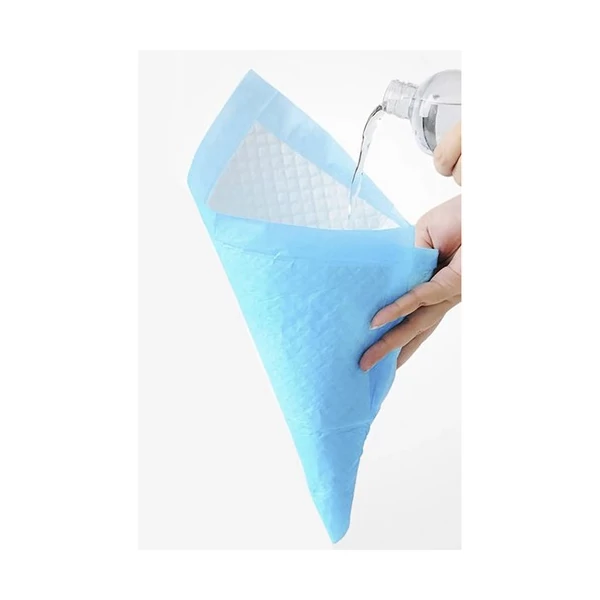 összehajtott kutyapelenkába töltenek vízet hogy reprezentálják a nedvszívó képességét