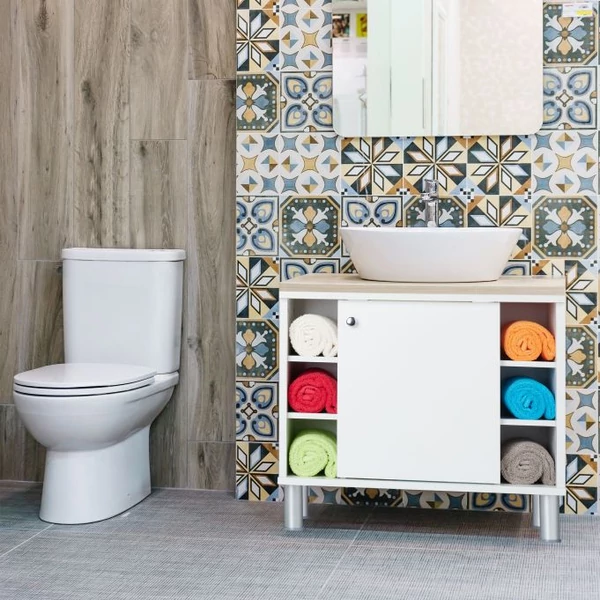 Basic mosdószekrény modern fürdőszobában elhelyezve