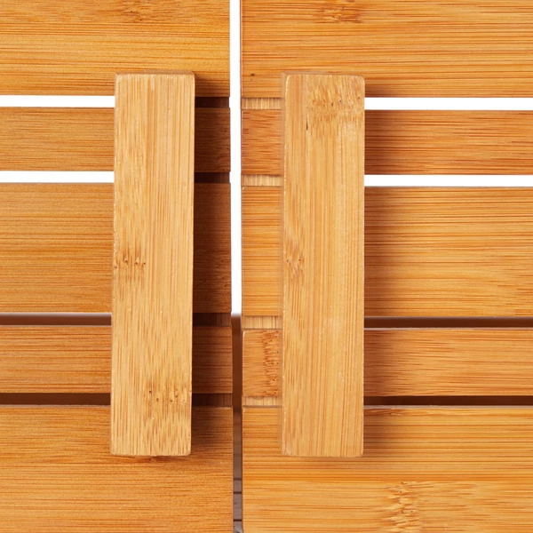 Dupla ajtós bambusz fürdőszoba szekrény két ajtaja közelről