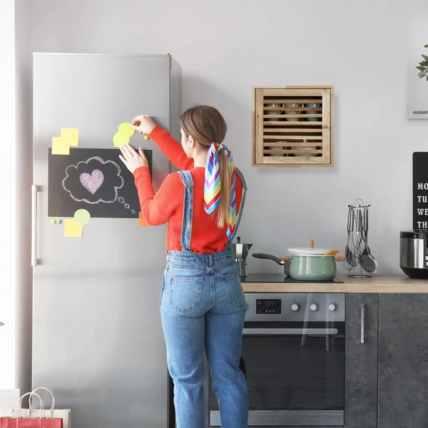 Konyhában a munkapult felé felszerelt warko diófából készült fali polc natúr színben