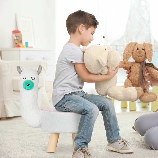 Láma mintájú gyerek puffon ülő kisfiú áték közben