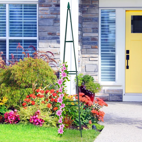 Rózsafuttató és virágfuttató piros rózsával felfuttatva egy családi ház előkertjében