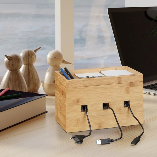 Íróasztalon elhelyezett bambusz kábelrendező doboz kihúzott USb-s kábelekkel