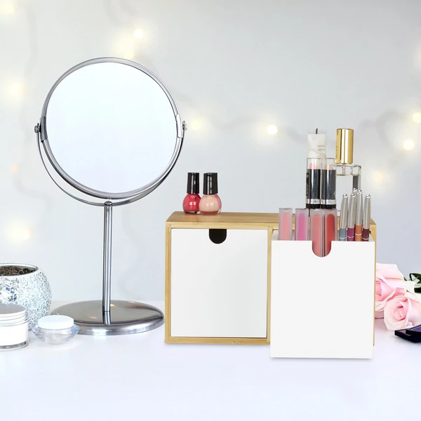 Mahu 2 fiókos asztali rendszerező és rátét a sminkasztalon egy tükör mellett