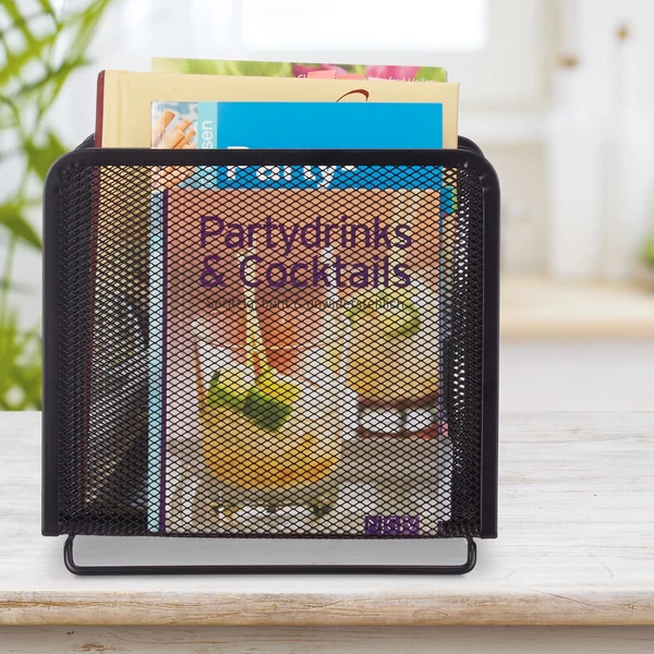 Konyhapulton elhelyezett fekete színű hálós kialakítású iratrendező és iratrendszerező acélból receptkönyvekkel